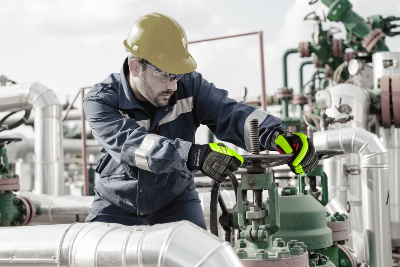 [Whitepaper]  Tips for Avoiding Hand Injuries in Heavy-Duty Industrial Environments